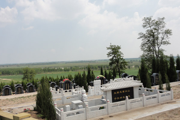 沈阳陵园墓位朝向选择：坐北朝南VS坐西朝东